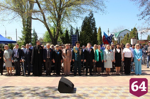 Герой России Александр Янклович поздравил с Днем Победы ветерана, проживающую в Энгельсском доме-интернате