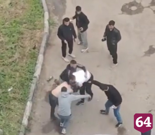 Посетители кафе не дают спать жильцам многоэтажки в Энгельсе
